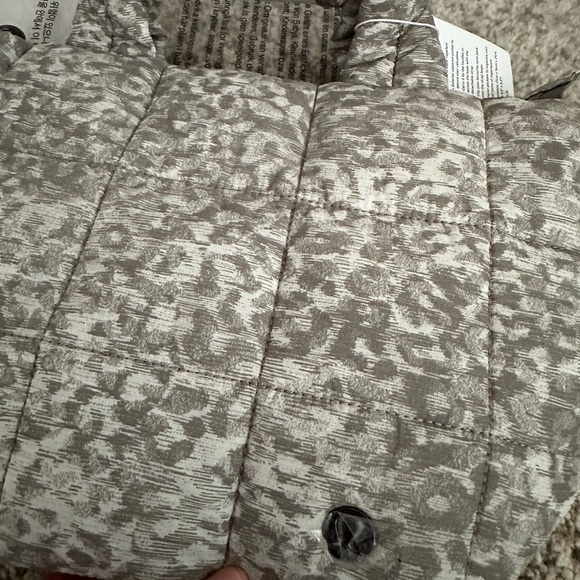 NWT Lululemon grid crossbody 5L in lined leopard and whote opal - Picture 3 of 9